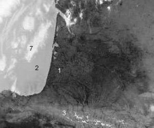 Image infrarouge: Nuages élevés, mer, montagne, forêt