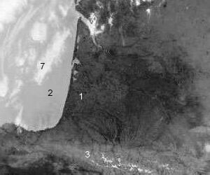 Imagen infrarroja: Nubes altas, mar, montañas, bosques