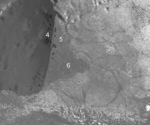 Imagen visible: Nubes altas, mar, montañas, bosques